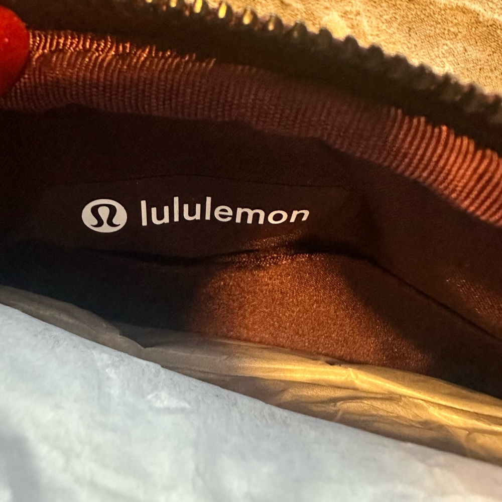 Lululemon 2L Camera Crossbody Bag in CASSIS Gunmetal Hardware NWT - Picture 5 of 7